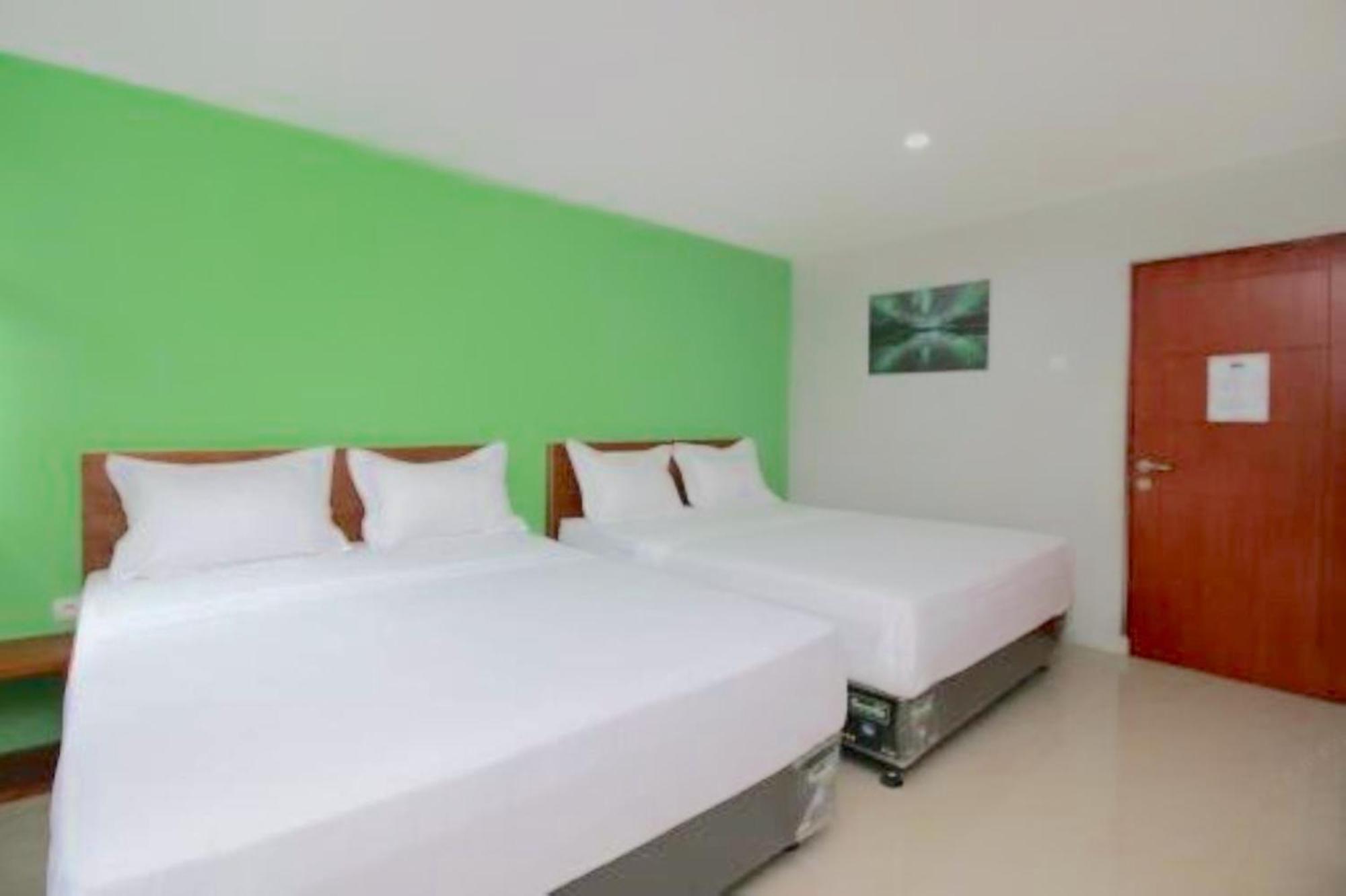 The Aurora By Makati Hotel Лембанг Екстериор снимка